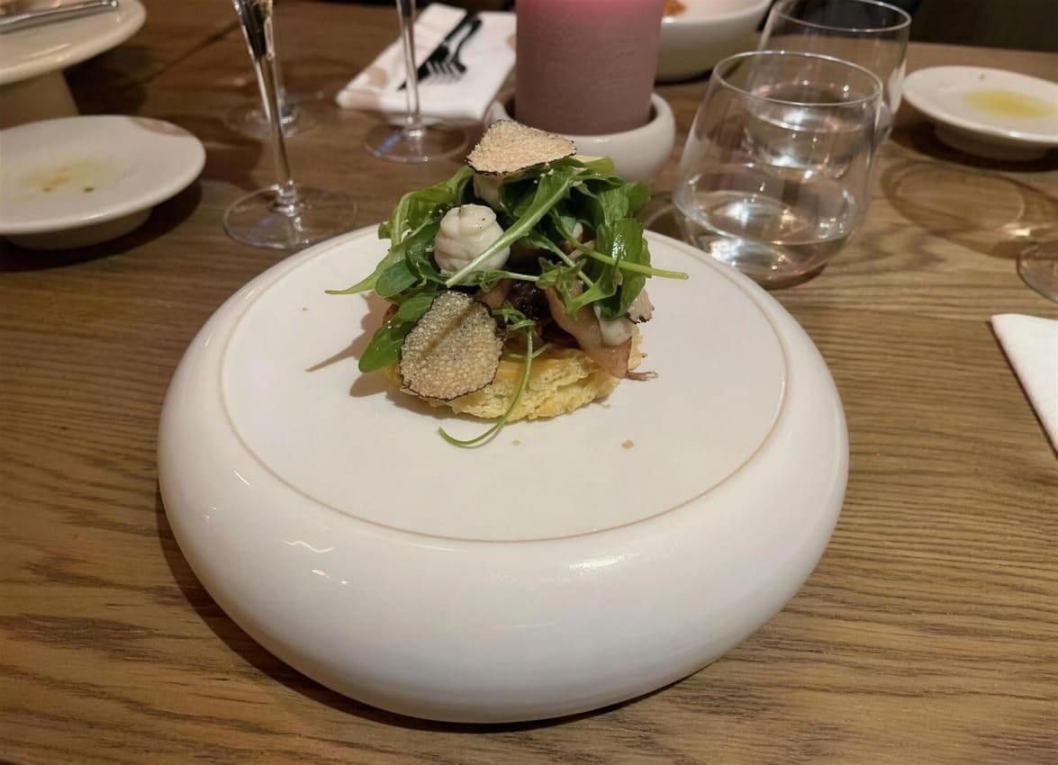 Voorgerecht van fazant met truffel, brioche en gebakken ganzenlever