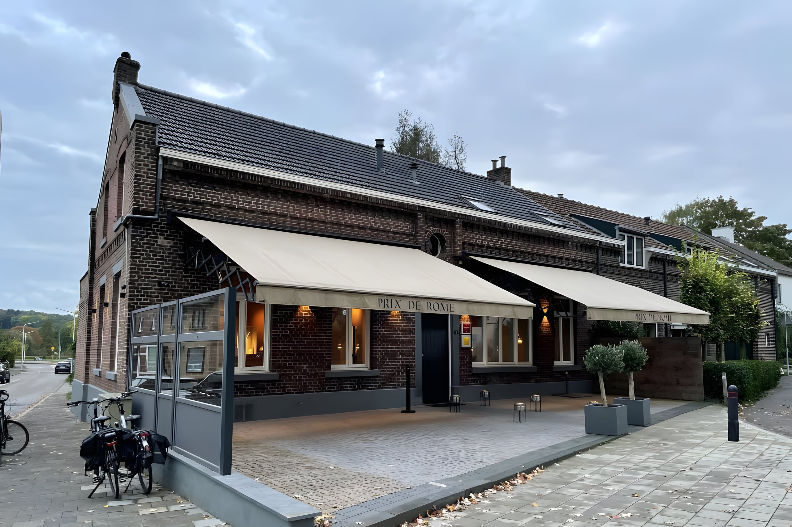 Het monumentale pand van Prix de Rome aan de Susserweg in Maastricht, bij avondlicht